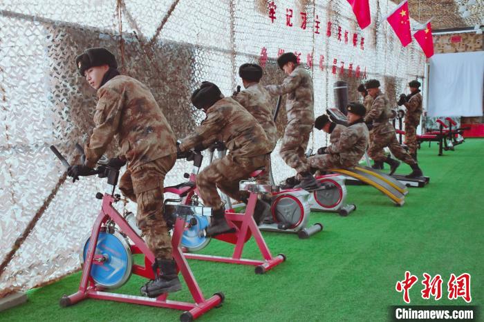 圖為阿里軍分區(qū)某邊防團(tuán)官兵在陽光房里鍛煉?！詵| 攝