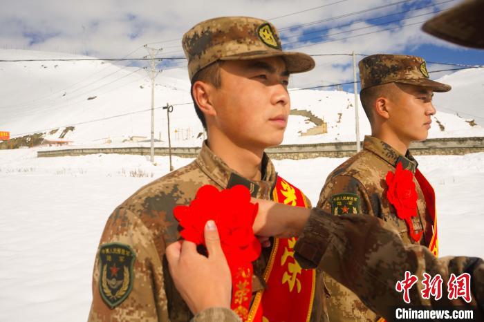退伍老兵合照留念?！∥鞑厣侥宪姺謪^(qū)某團(tuán)供圖
