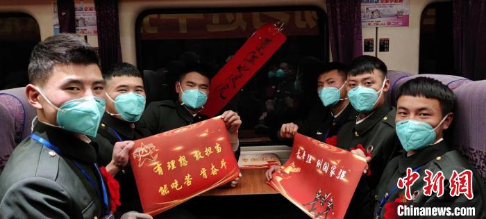 退伍老兵在退伍專列上合影留念?！∥鞑厣侥宪姺謪^(qū)某團(tuán)供圖