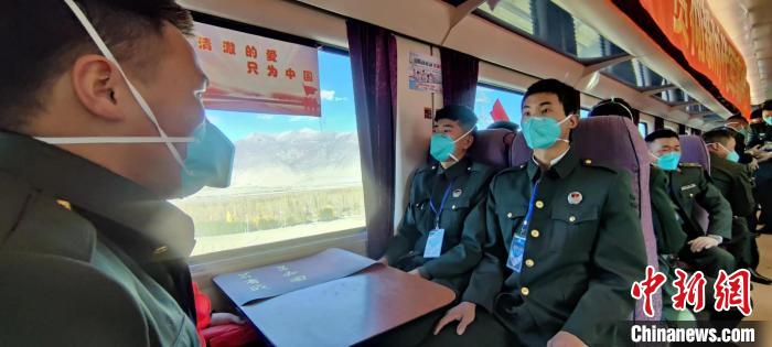 退伍老兵乘坐在退伍專列?！∥鞑厣侥宪姺謪^(qū)某團(tuán)供圖