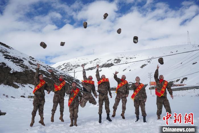 退伍老兵飛帽留念。　西藏山南軍分區(qū)某團(tuán)供圖