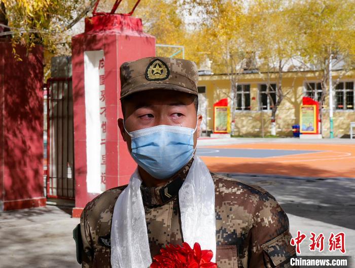 圖為什布奇邊防連退伍老兵臨別前再看一眼連隊(duì)?！詵| 攝