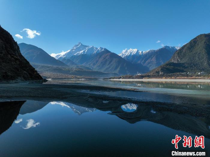 西藏林芝雅魯藏布江和遠(yuǎn)處的雪山?！《拘?攝