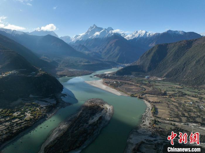西藏林芝雅魯藏布大峽谷的雪山風(fēng)光?！《拘?攝