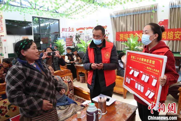 圖為瓊結(jié)縣村民參與問答?！愔闈扇?攝