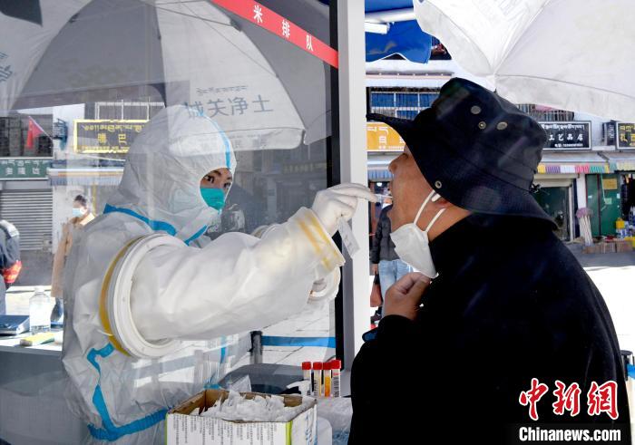 12月7日，拉薩市民正在進(jìn)行核酸檢測(cè)?！±盍?攝