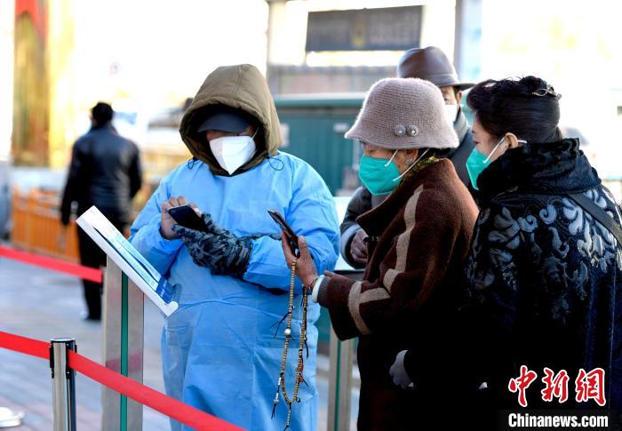 12月7日，拉薩市民掃碼進(jìn)入銀行辦理業(yè)務(wù)?！±盍?攝