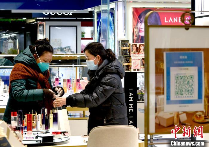 12月7日，拉薩，市民掃碼進(jìn)入拉薩百貨大樓選購(gòu)護(hù)膚品?！±盍?攝