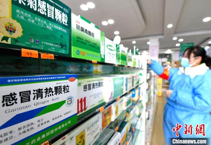 12月7日，拉薩宇拓路一藥店工作人員正在整理店內(nèi)的感冒類藥品?！±盍?攝