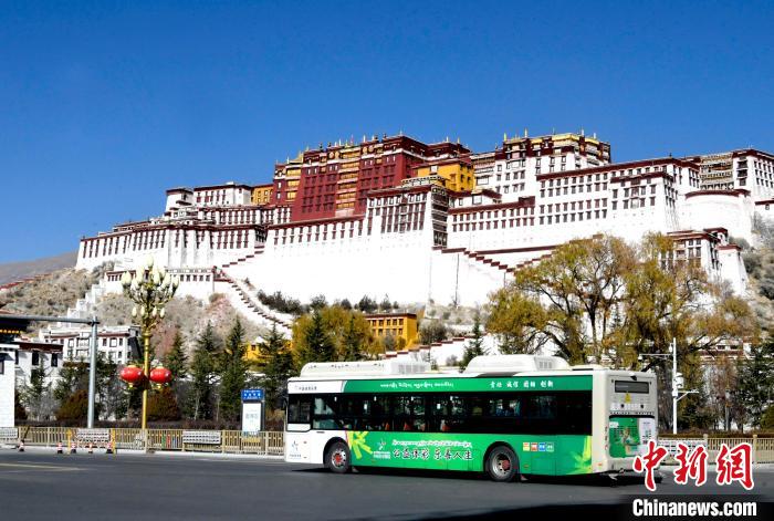 12月7日，一輛公交車從拉薩市城關(guān)區(qū)北京中路駛過(guò)。　李林 攝