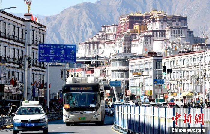 12月7日，一輛公交車從拉薩市城關(guān)區(qū)北京東路駛過(guò)?！±盍?攝