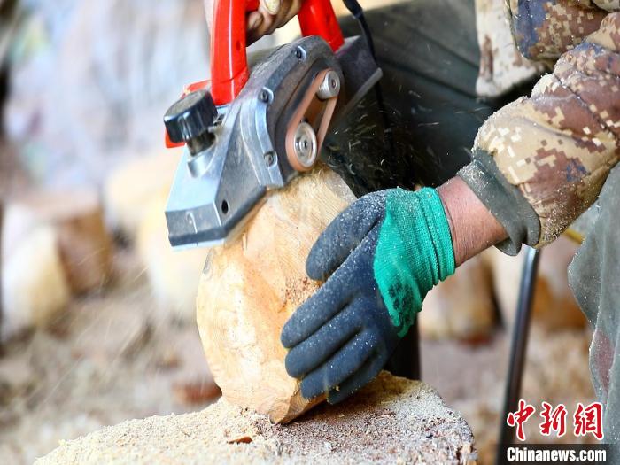 圖為手工藝人正在制作木碗?！〉录?　攝