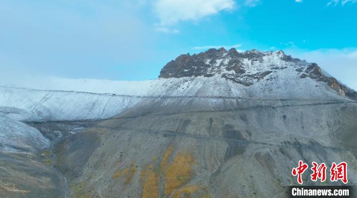 圖為邊壩縣降雪時夏貢拉山段路況?！∵厜慰h融媒體中心供圖