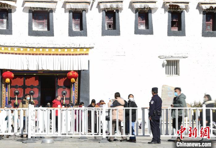 圖為1月23日，布達拉宮廣場派出所民警正在引導游客。　貢嘎來松 攝