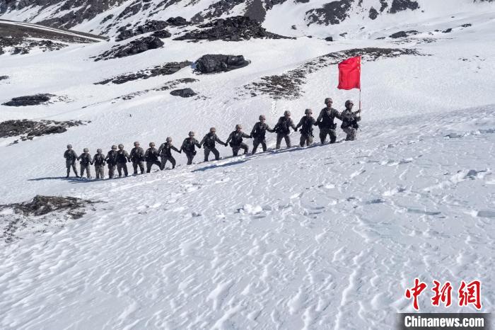 春節(jié)期間，西藏軍區(qū)山南軍分區(qū)某邊防團(tuán)官兵踏雪巡邊。　旦增晉美 攝