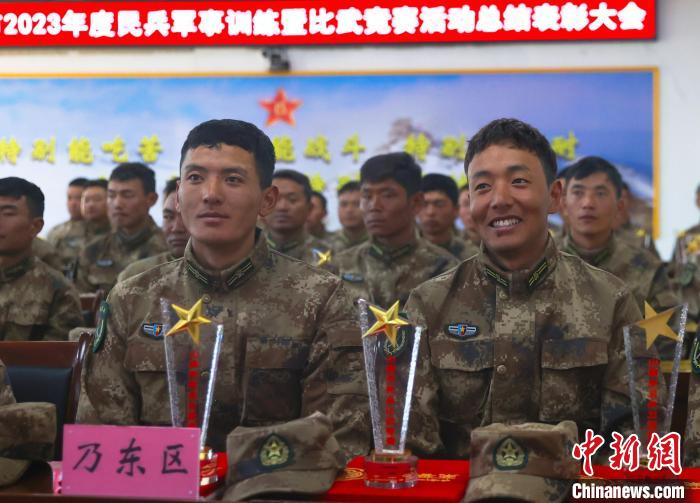 表彰大會(huì)上，獲獎(jiǎng)選手開(kāi)心瞬間。　吳蒙昆 攝