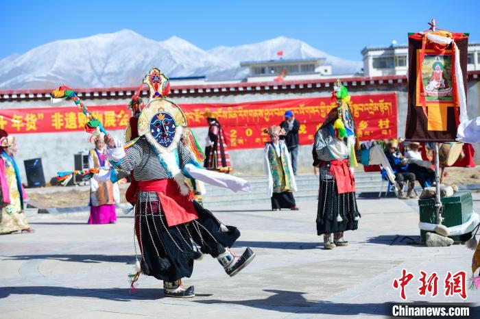圖為藏戲非遺展演現(xiàn)場(chǎng)?！∝暩聛硭?攝