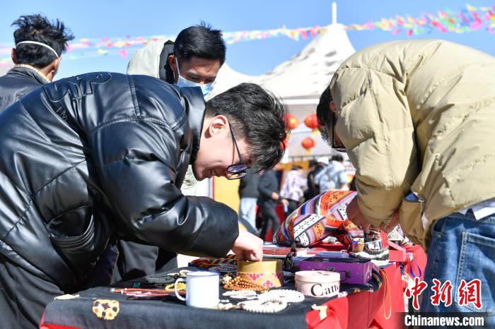 圖為展銷會(huì)現(xiàn)場(chǎng)?！∝暩聛硭?攝