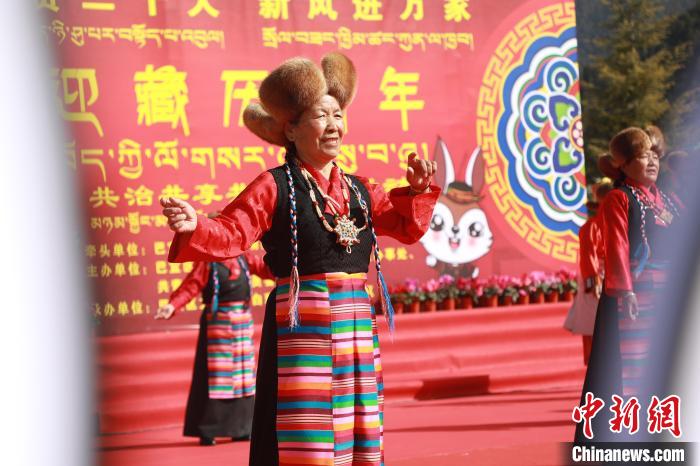 圖為藏歷新年活動現(xiàn)場?！埩?攝
