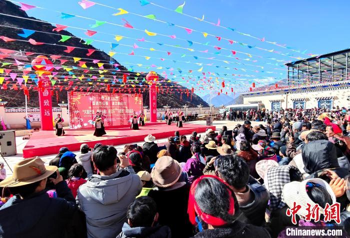 文藝活動(dòng)全景?！∶⒖悼h委宣傳部供圖