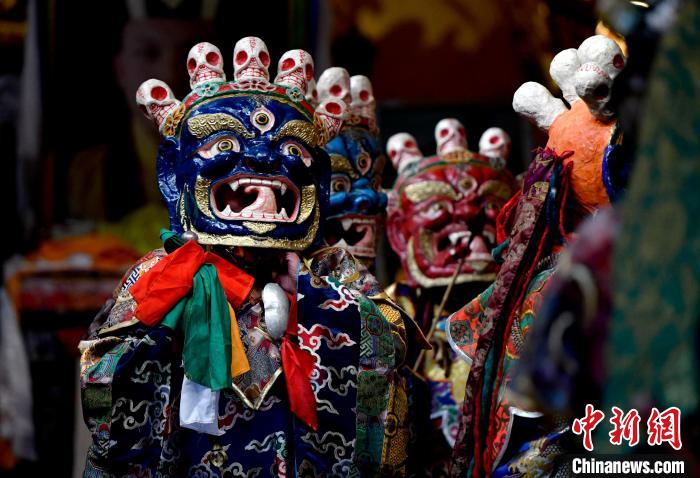 2月19日，楚布寺僧人們佩戴面具準(zhǔn)備參加跳神活動(dòng)?！±盍?攝