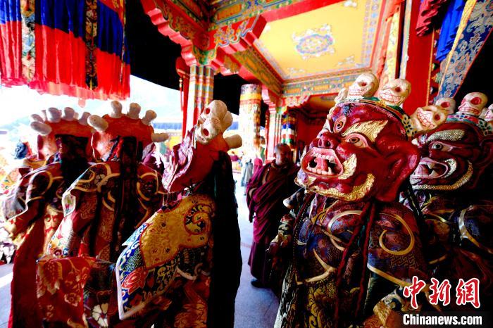 2月19日，楚布寺僧人們佩戴面具準(zhǔn)備參加跳神活動(dòng)?！±盍?攝