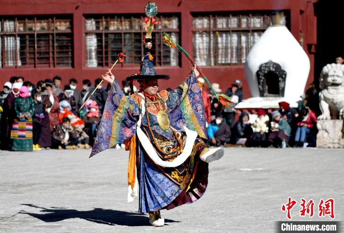 2月19日，楚布寺僧人參加跳神活動(dòng)?！±盍?攝
