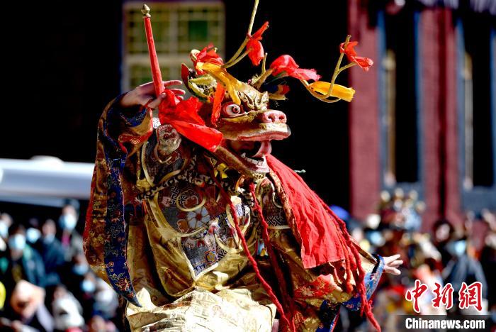 2月19日，楚布寺僧人佩戴面具參加跳神活動(dòng)?！±盍?攝