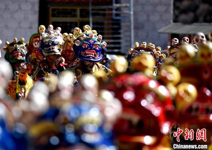 2月19日，楚布寺僧人們佩戴面具參加跳神活動(dòng)?！±盍?攝