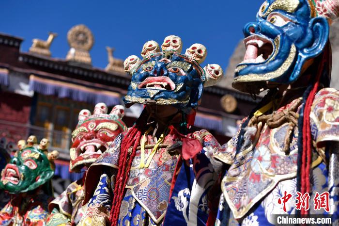 2月19日，楚布寺僧人們佩戴面具參加跳神活動(dòng)?！±盍?攝