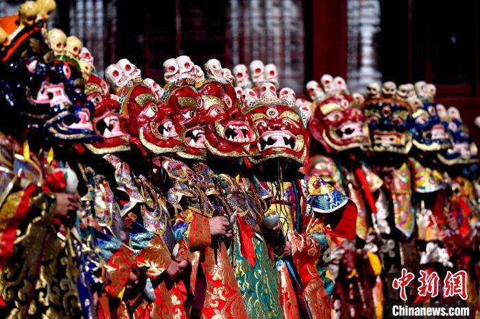 2月19日，楚布寺僧人們佩戴面具參加跳神活動(dòng)?！±盍?攝