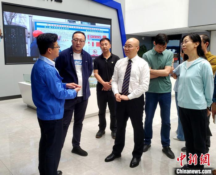 圖為全國政協(xié)委員、農(nóng)工黨青海省委主委王昆(中)在企業(yè)調(diào)研?！」鶟M福 供圖