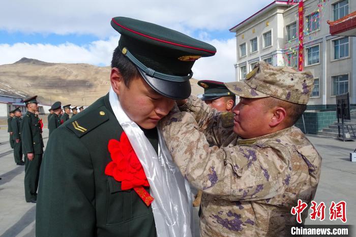卸下軍銜等標(biāo)識?！⒖≥x 攝