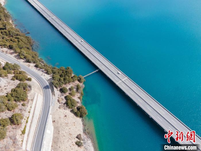 圖為西藏林拉高等級公路多布湖段風(fēng)光?！〗w波 攝