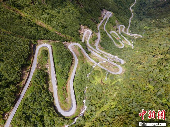圖為西藏山南錯那縣的盤山公路，錯那縣被命名為全國“四好農(nóng)村路”示范縣?！〗w波 攝