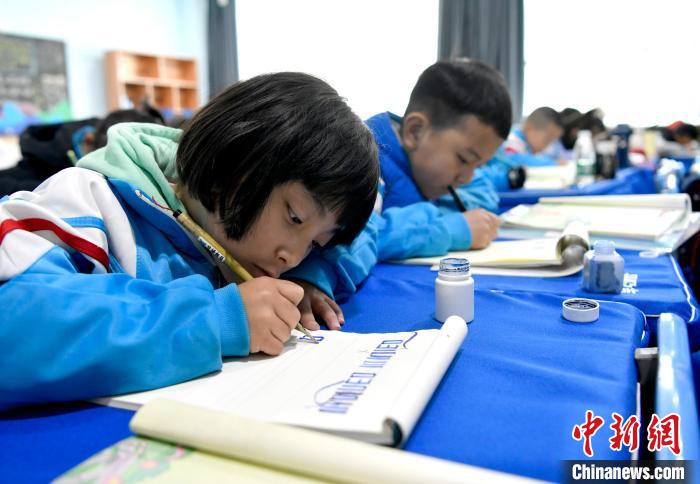 3月14日，西藏拉薩市第一小學(xué)一年級(jí)六班的學(xué)生們?cè)诓卣Z文課上書寫藏文?！±盍?攝