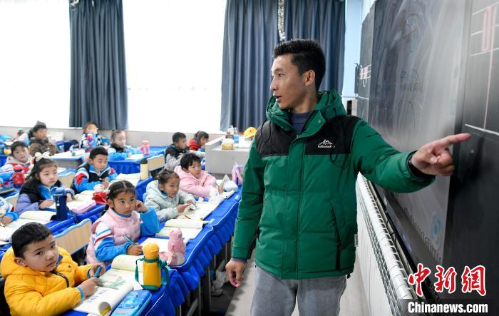 3月14日，西藏拉薩市第一小學(xué)藏語文老師拉巴次仁在課堂上?！±盍?攝