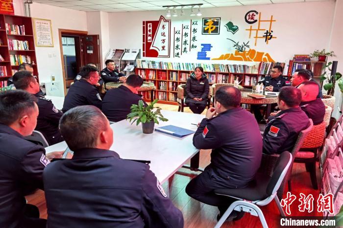 圖為亞東出入境邊防檢查站民警與銀行業(yè)務(wù)人員進(jìn)行金融知識(shí)深入交流?！『?攝