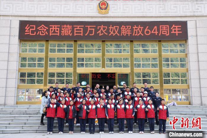 圖為亞東邊檢站民警代表與駐地小學(xué)師生代表合影留念。　胡利媛 攝