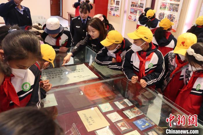圖為亞東邊檢站民警為駐地小學(xué)生講解該站榮譽(yù)發(fā)展史?！『?攝