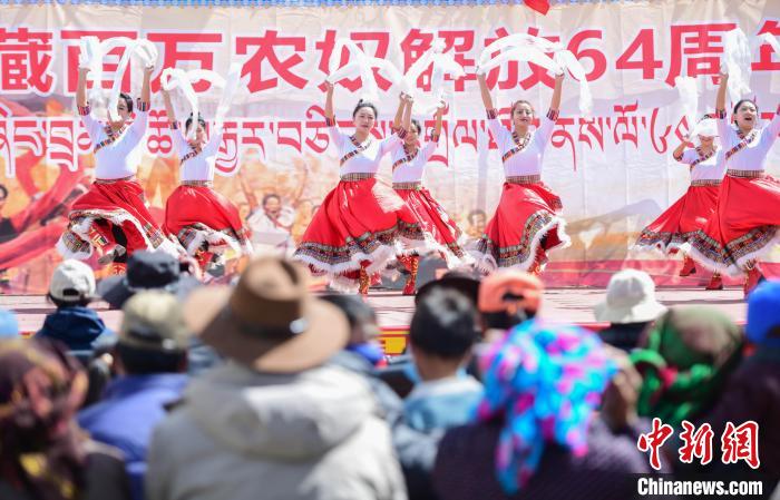 圖為墨竹工卡縣龍珠崗村，文藝演出現(xiàn)場?！∝暩聛硭?攝