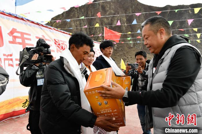 圖為墨竹工卡縣龍珠崗村，慰問活動(dòng)現(xiàn)場。　貢嘎來松 攝