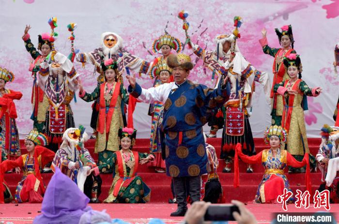 3月28日，西藏林芝第二十屆桃花旅游文化節(jié)開幕式上的文藝表演。　李林 攝