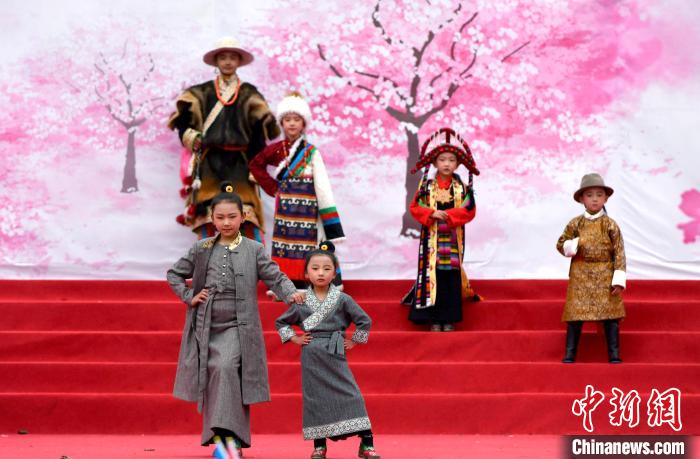 3月28日，西藏林芝第二十屆桃花旅游文化節(jié)開幕式上的文藝表演?！±盍?攝