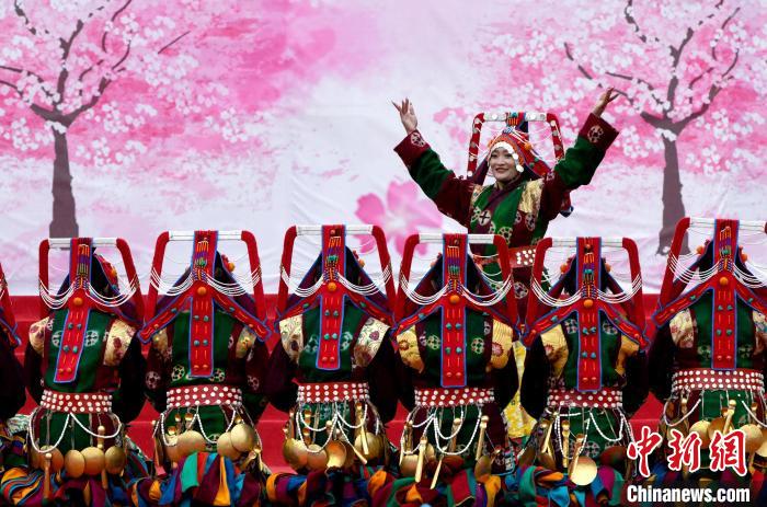 3月28日，西藏林芝第二十屆桃花旅游文化節(jié)開幕式上的文藝表演。　李林 攝