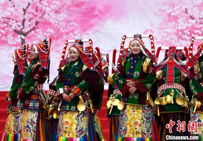 3月28日，西藏林芝第二十屆桃花旅游文化節(jié)開幕式上的文藝表演。　李林 攝