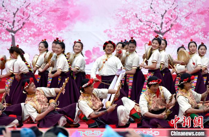 3月28日，西藏林芝第二十屆桃花旅游文化節(jié)開幕式上的文藝表演?！±盍?攝