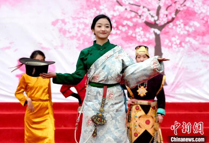 3月28日，西藏林芝第二十屆桃花旅游文化節(jié)開幕式上的文藝表演?！±盍?攝