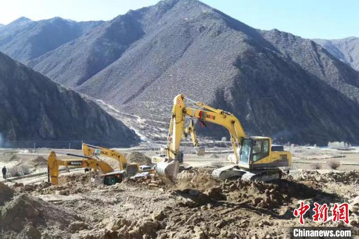 圖為高標(biāo)準(zhǔn)農(nóng)田建設(shè)施工現(xiàn)場。　格桑倫珠 攝