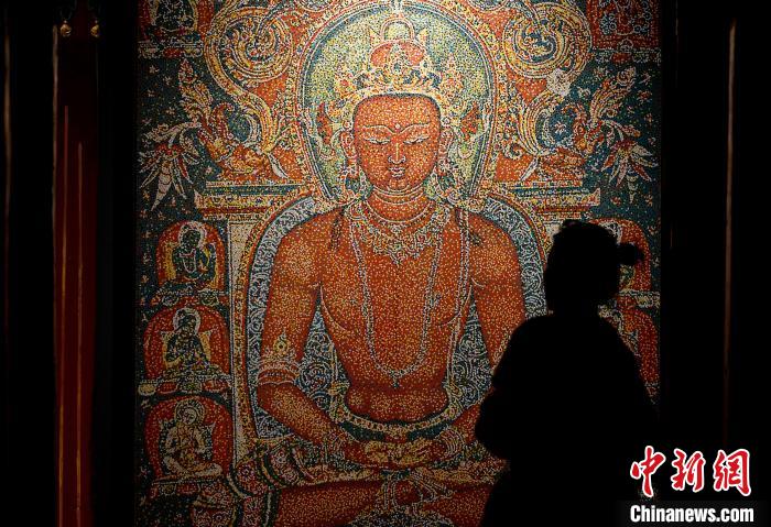 3月31日，觀眾欣賞展覽中的作品。　李林 攝